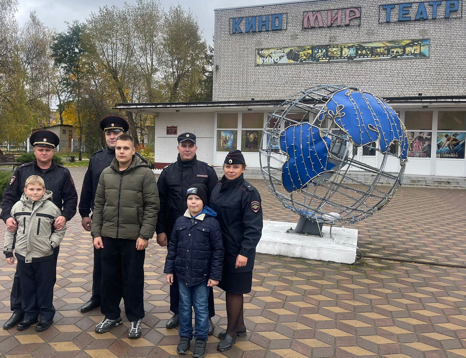 Транспортные полицейские ЛОП станции Унеча провели патриотическое мероприятие в рамках «Года защитника Отечества и 80-летия Великой победы», посвященное празднованию «Дня отца»