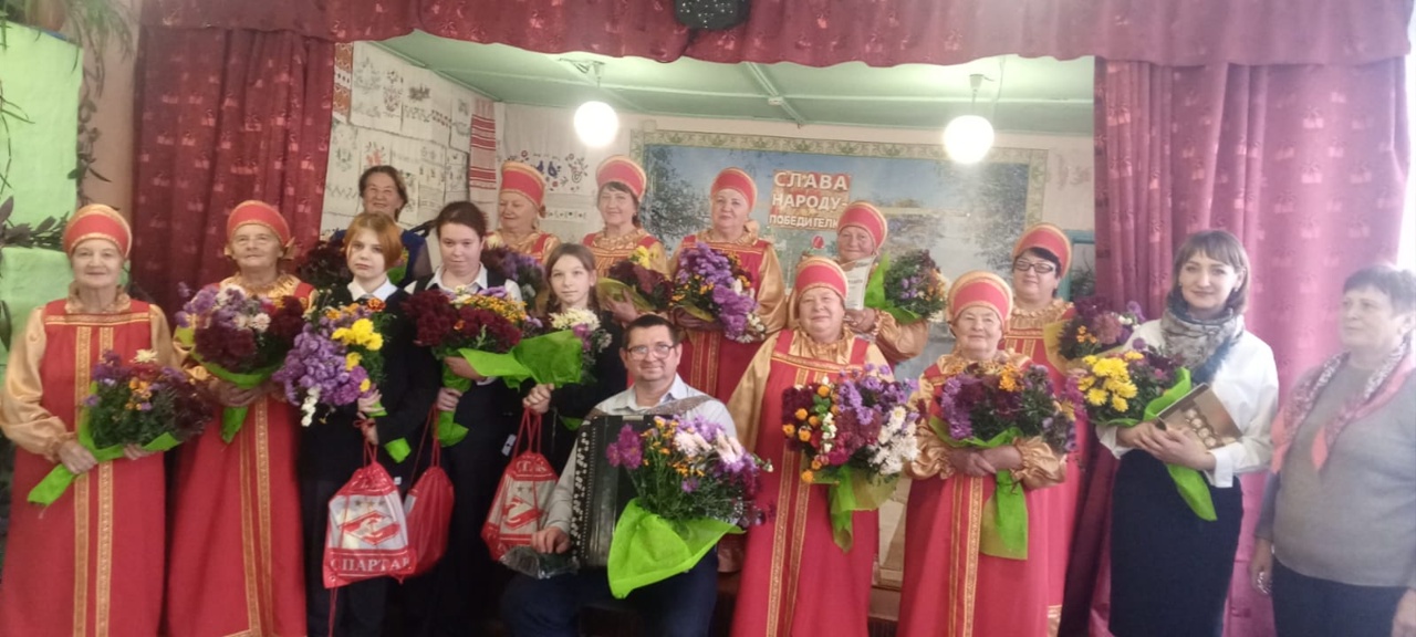 Народный хор «Родные напевы» подарил жителям села Пушкино яркую концертную программу