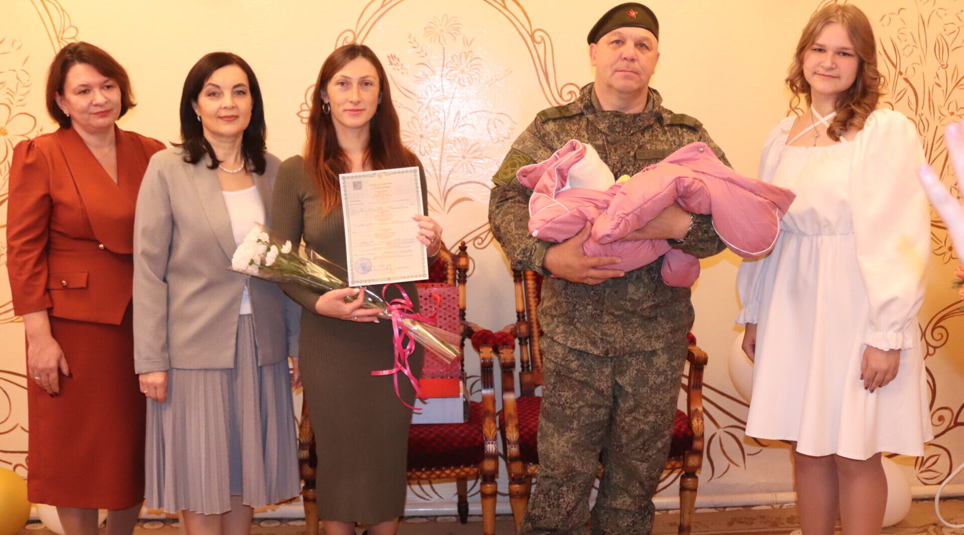 Семью участника СВО поздравили с рождением дочери