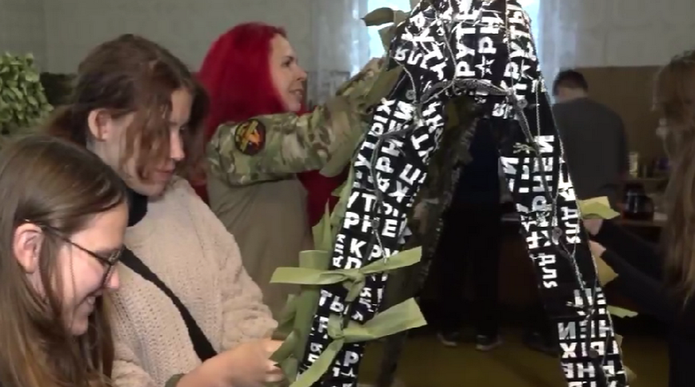 Подопечные брянского фонда «Мирослава» сплели маскировочные сети для бойцов