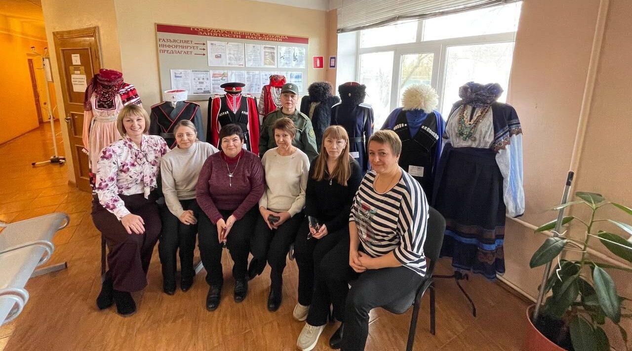 Сотрудники ОСЗН Севского района посетили экспозицию «Российское казачество на рубеже веков»