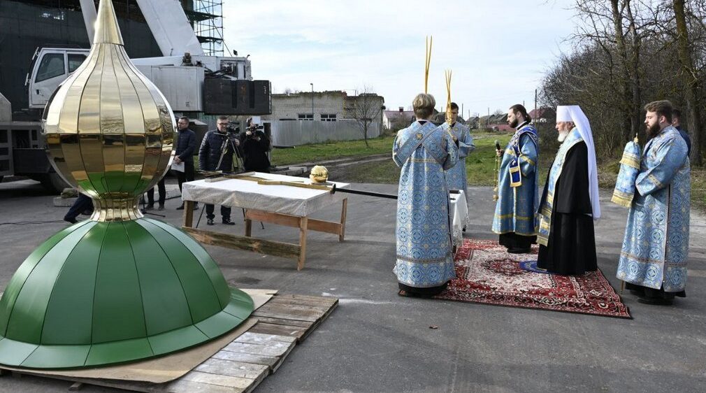 В Брянской области освятили купол и крест храма в честь Покрова Пресвятой Богородицы