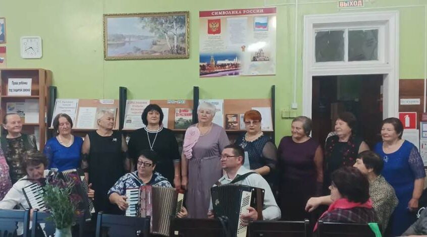 Севские библиотекари провели литературно-музыкальный вечер