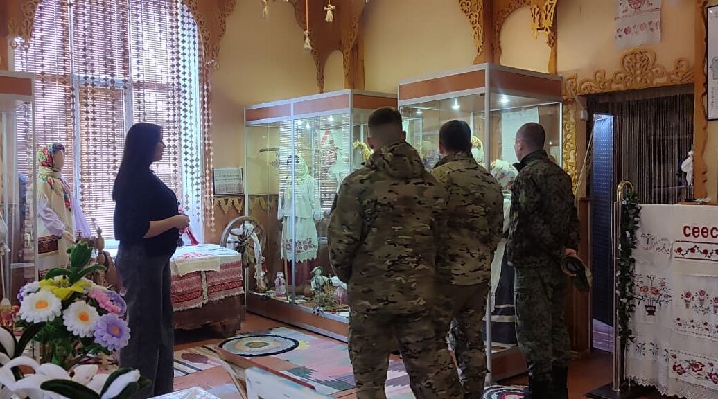 В Севске для военнослужащих провели экскурсию в народный музей костюма и рушника