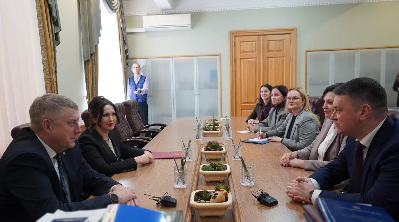 Александр Богомаз обсудил с Сергеем Чирковым реализацию социальных мер поддержки