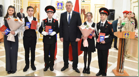 В День Конституции РФ юные граждане Брянщины получили паспорта