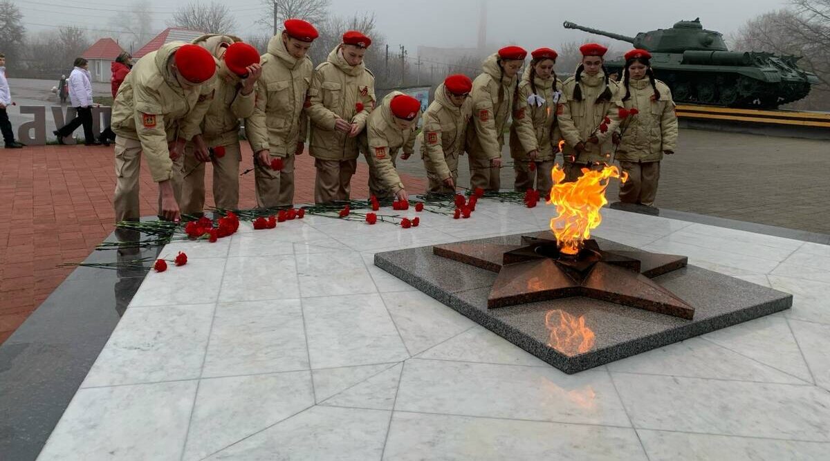 В Стародубе возложили цветы в День неизвестного солдата