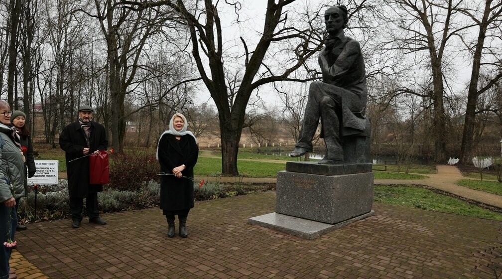 В брянском Овстуге отметили 222-летие со дня рождения Федора Тютчева