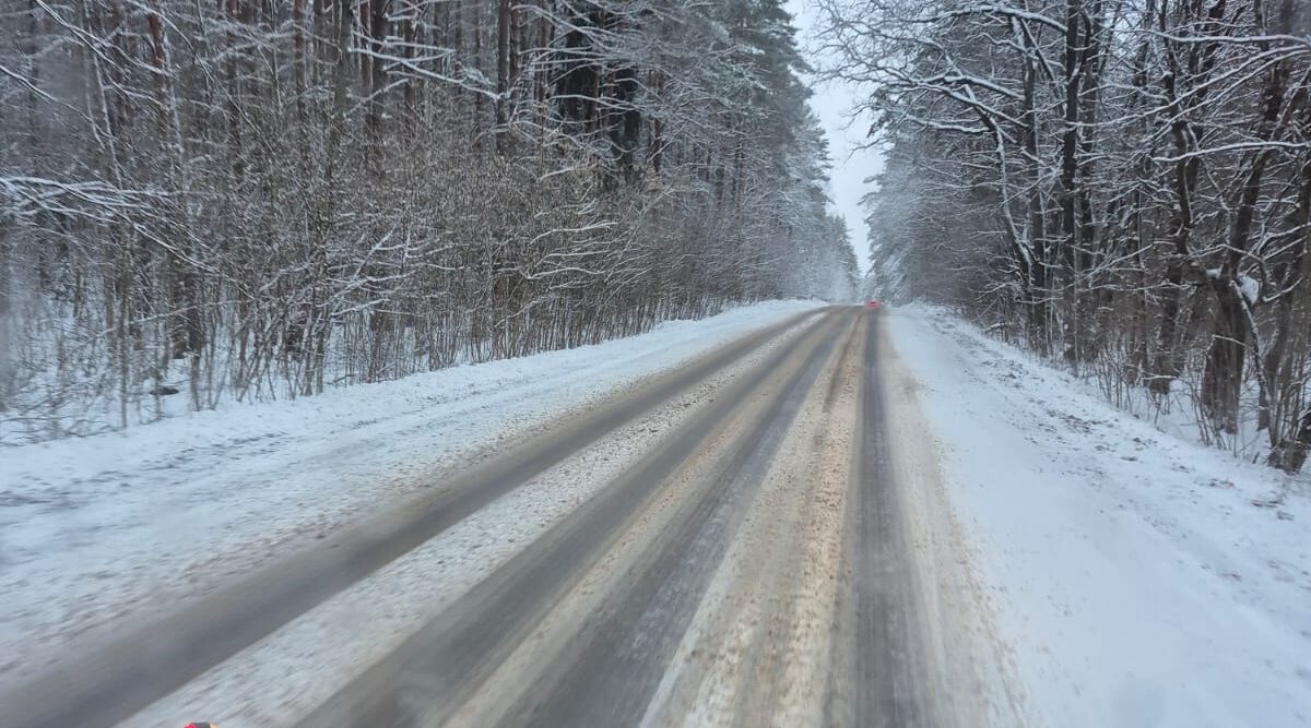 Дороги Брянской области чистят от снега и обрабатывают песко-соляной смесью круглосуточно