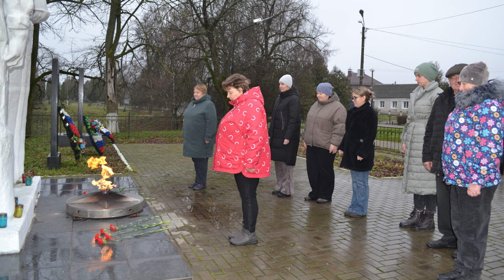 В Севске в сквере «Память» работники культуры возложили цветы