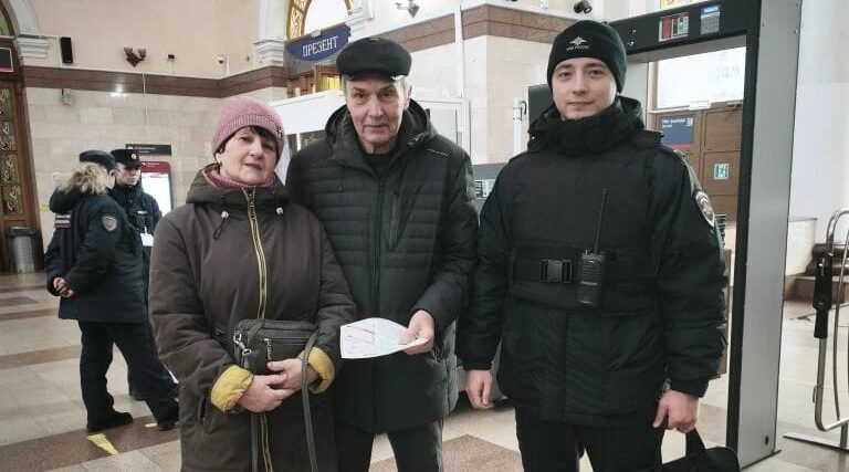 Цифровая бдительность: на вокзале города Брянска пассажирам рассказали о защите от кибермошенников