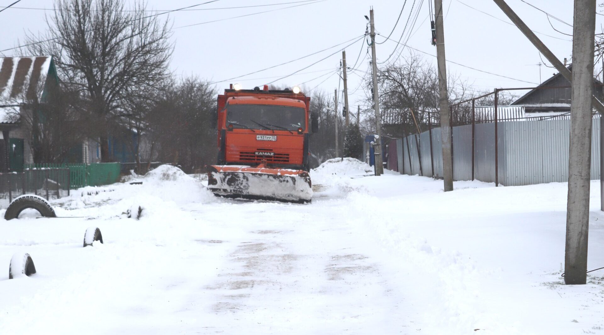 Севские коммунальщики и дорожники вышли на уборку снега