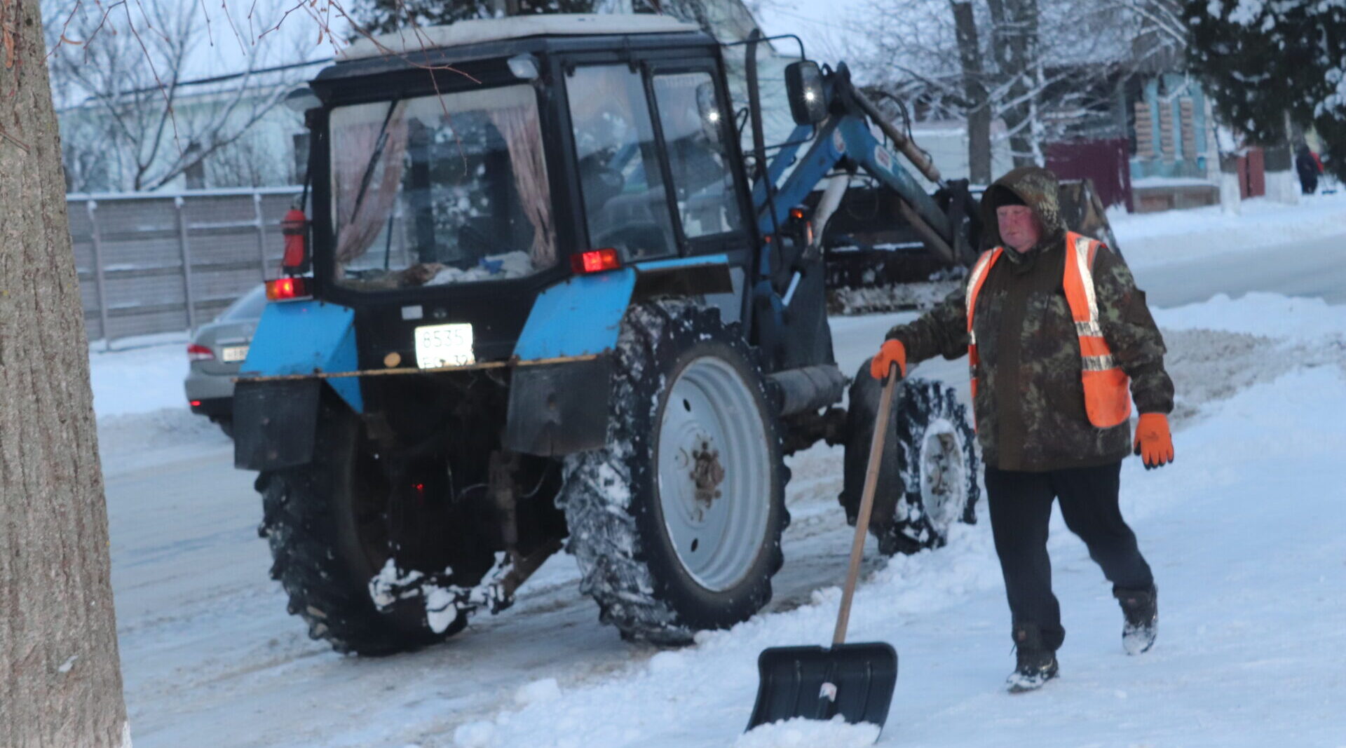 В Севском районе активно ведется уборка снега