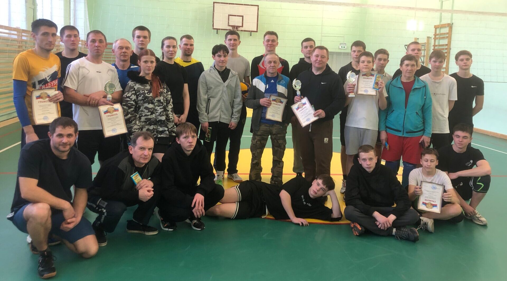 В Севской средней школе №2 прошел турнир по волейболу памяти И.Г. Петровского