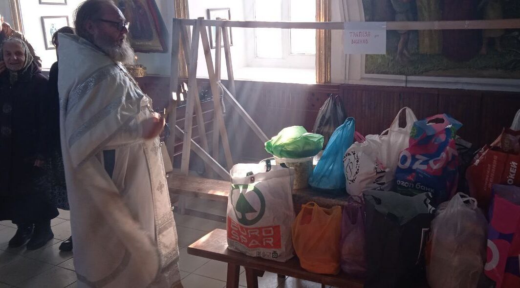 Прихожане Петропавловского храма провели акцию «Подари тепло и любовь нашим защитникам»