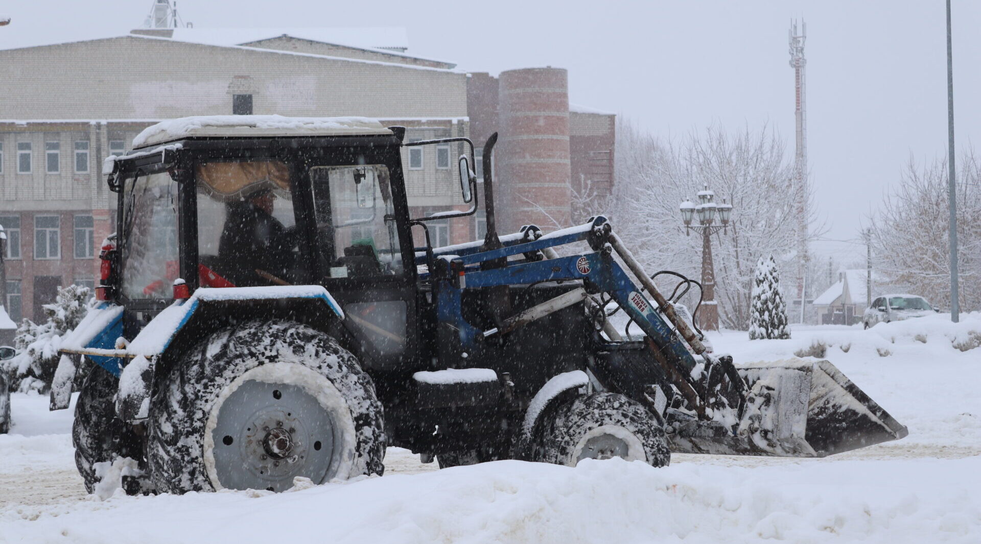 На Севский район снова обрушился снегопад