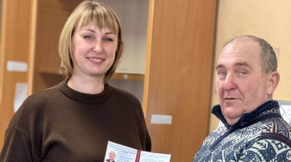 Николаю Сафроненкову вручено удостоверение «Ветеран труда Брянской области»