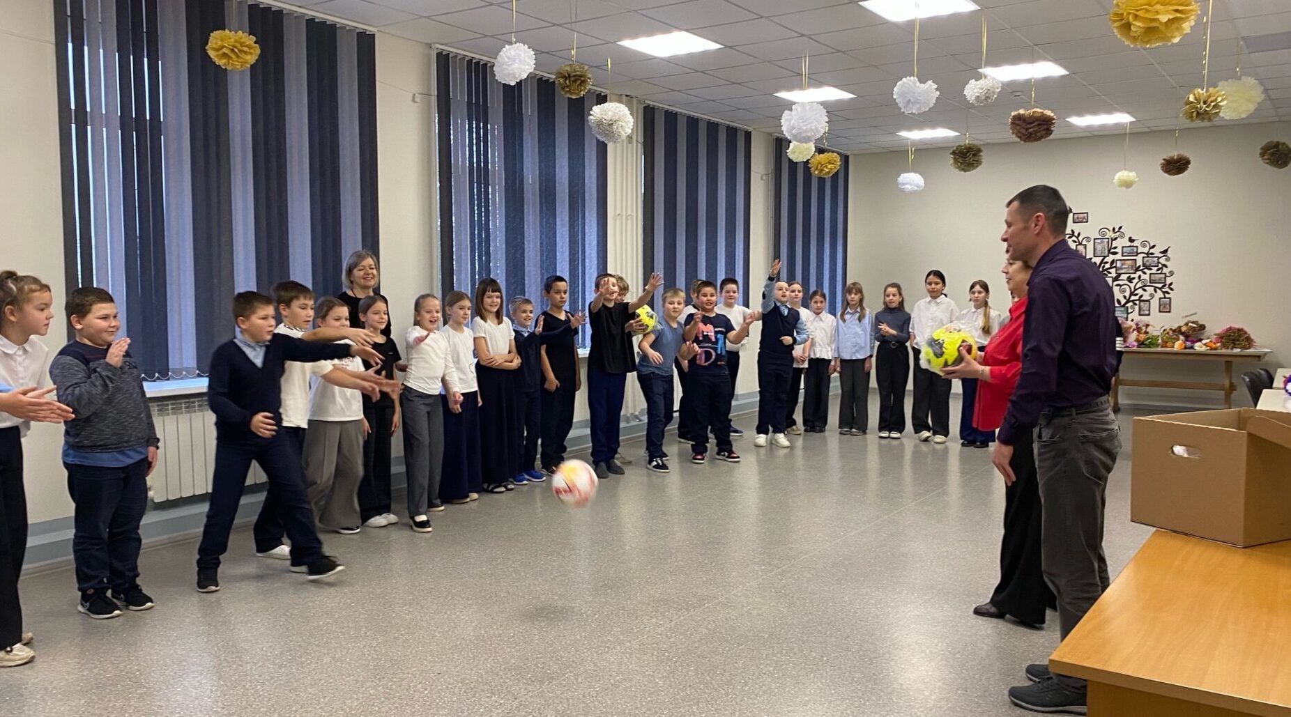 Красногорская СОШ №1 получила новый спортивный инвентарь от депутата Брянской областной Думы