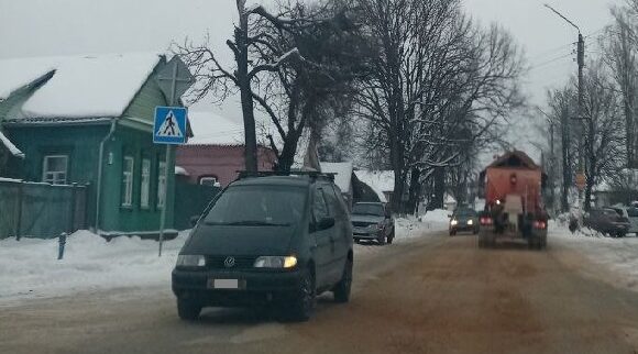 В Брянской области продолжается работа по очистке и обработке автодорог от снега и наледи