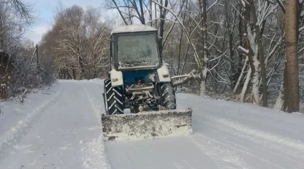 В Почепском районе продолжается уборка дорог от снега
