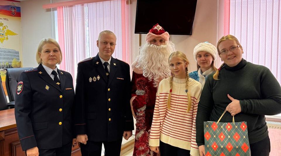 Сотрудники Брянского ЛО МВД России на транспорте приняли участие в «Елке желаний»