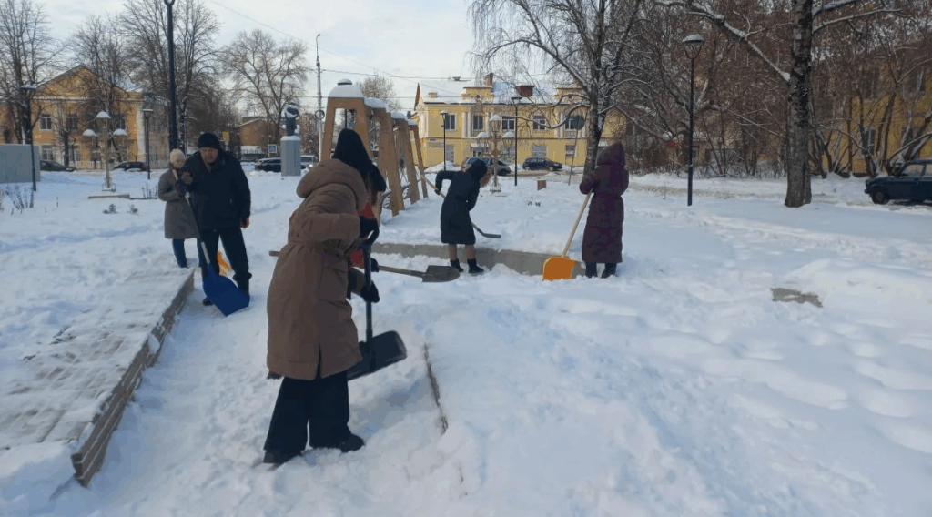 В Брянске на борьбу со снегом вышло более 1000 человек