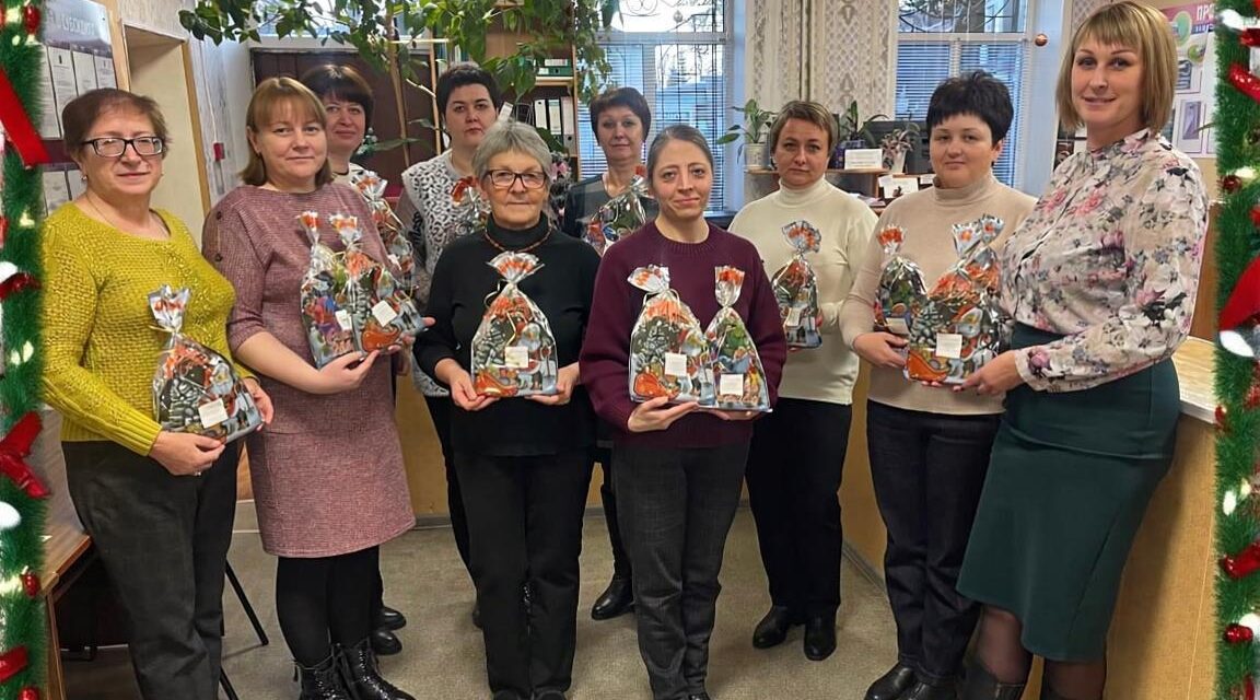 Сотрудники соцзащиты Севского района приняли участие в акции «Подарок солдату»