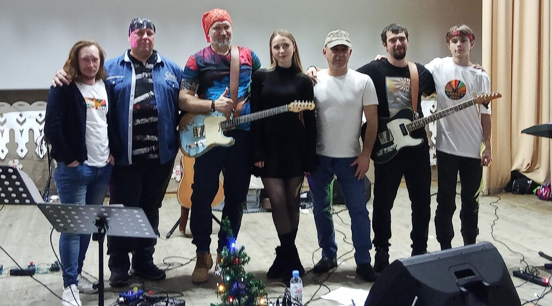 В КДЦ Севского района прошел новогодний концерт группы «Ближе к лету»