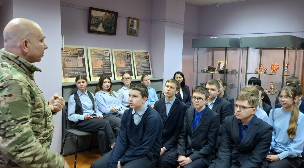 В Севском краеведческом музее состоялась встреча с военнослужащим ВС РФ