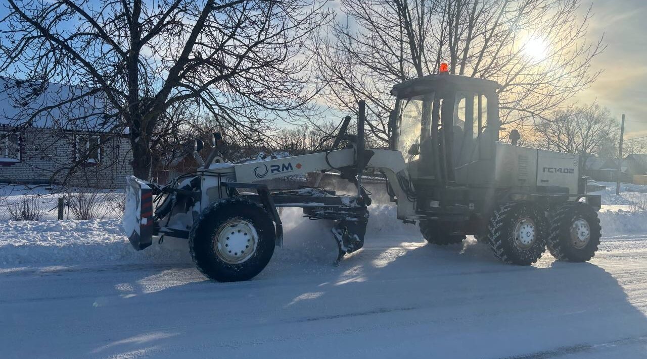 В Брянской области ведется очистка и противогололедная обработка дорог