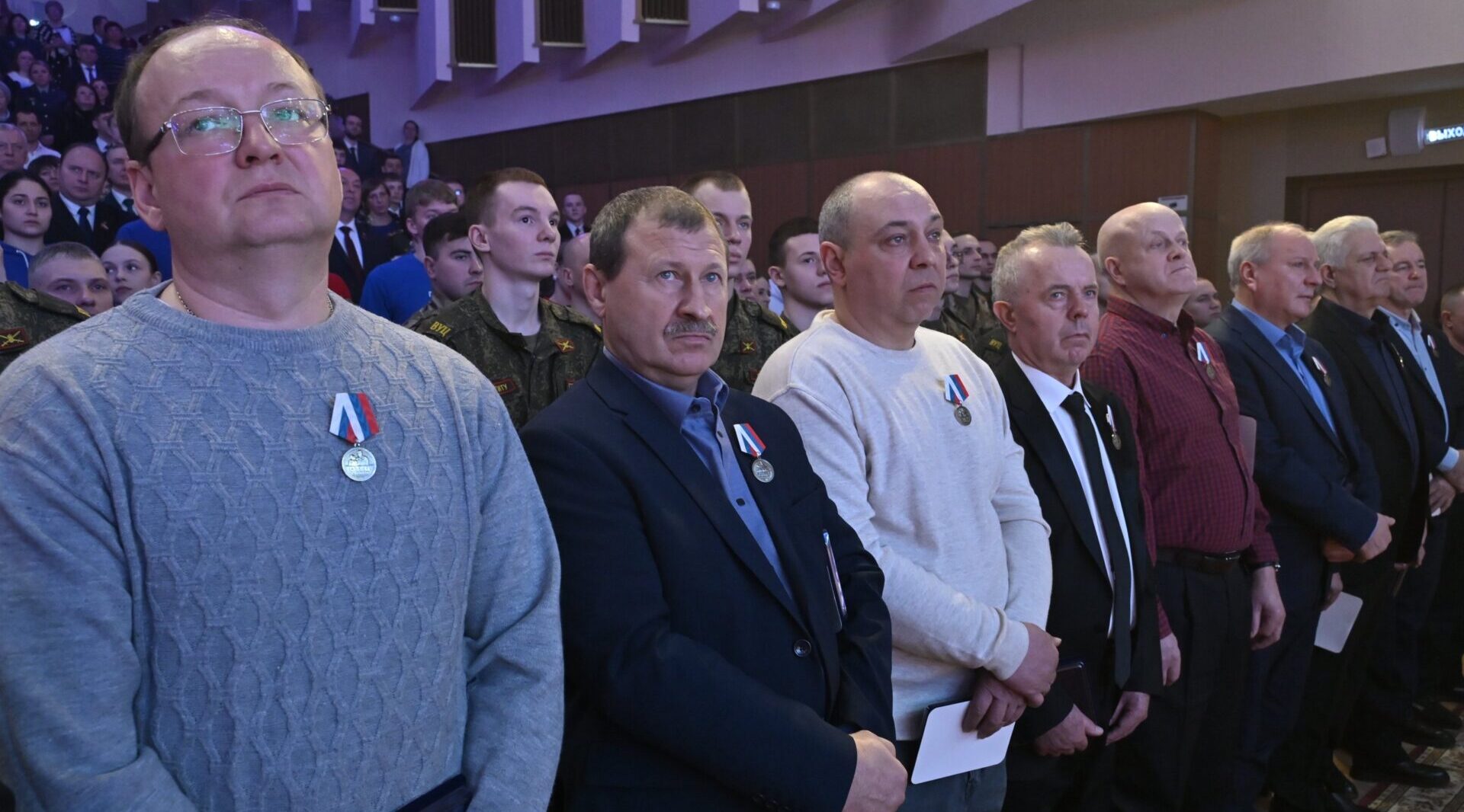 Александр Богомаз вручил медали «Отец солдата»