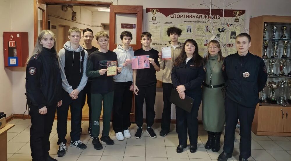 Транспортные полицейские Брянска приняли участие в Едином дне профилактики в городской школе №26