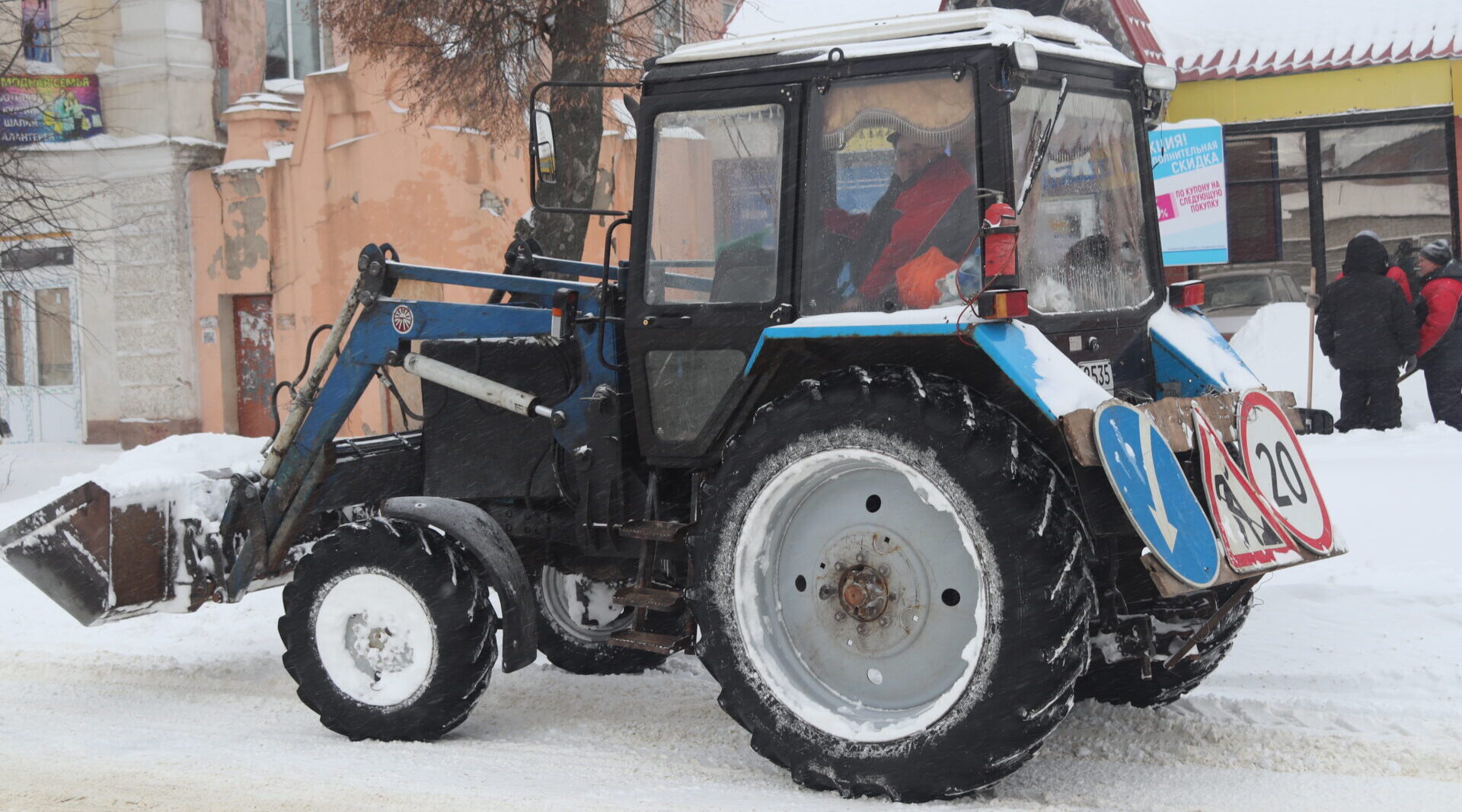 Ночной снегопад в Севске: коммунальные службы работают в усиленном режиме