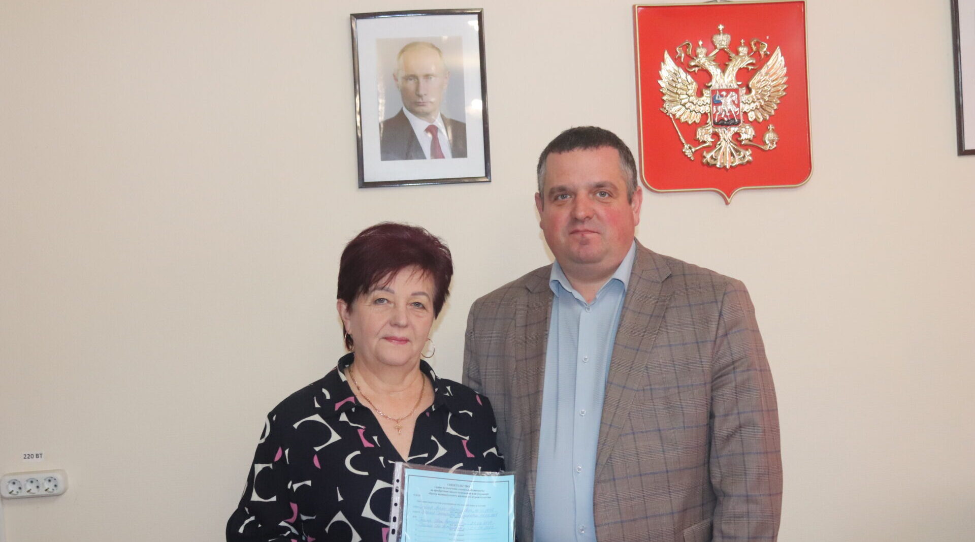 Светлая надежда для молодой семьи: в Севске вручили жилищный сертификат супругам Грейнер