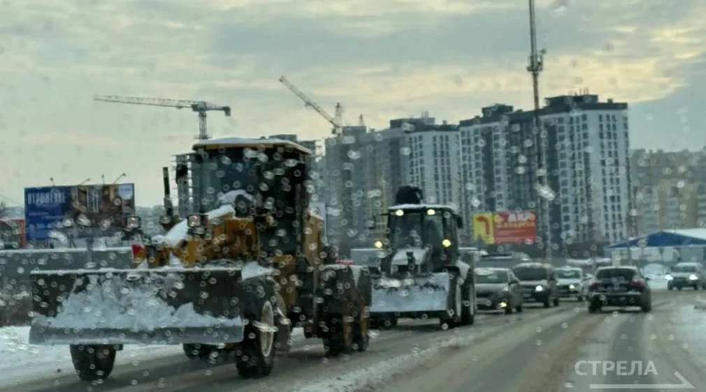 В Брянске ночью спецтехника ликвидирует последствия снегопада