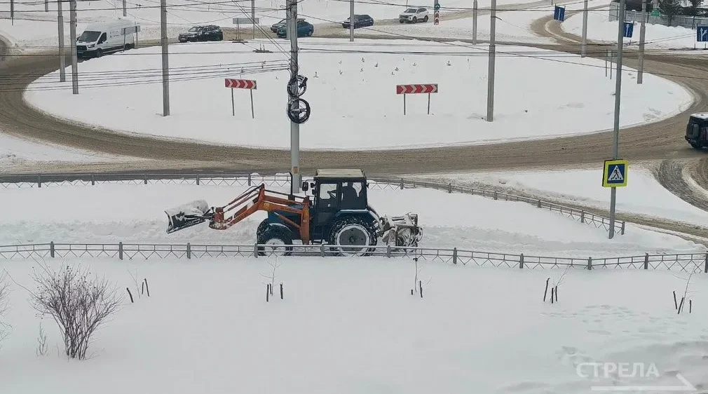 В Брянске активно ведется уборка около социальных объектов и во дворах