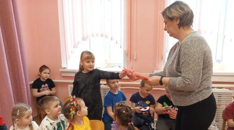 Севские библиотекари провели мастер-класс «Открытка для любимых мам»