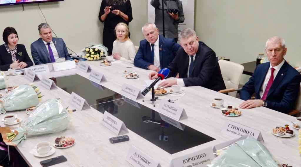 Александр Богомаз встретился с матерями и вдовами погибших героев СВО