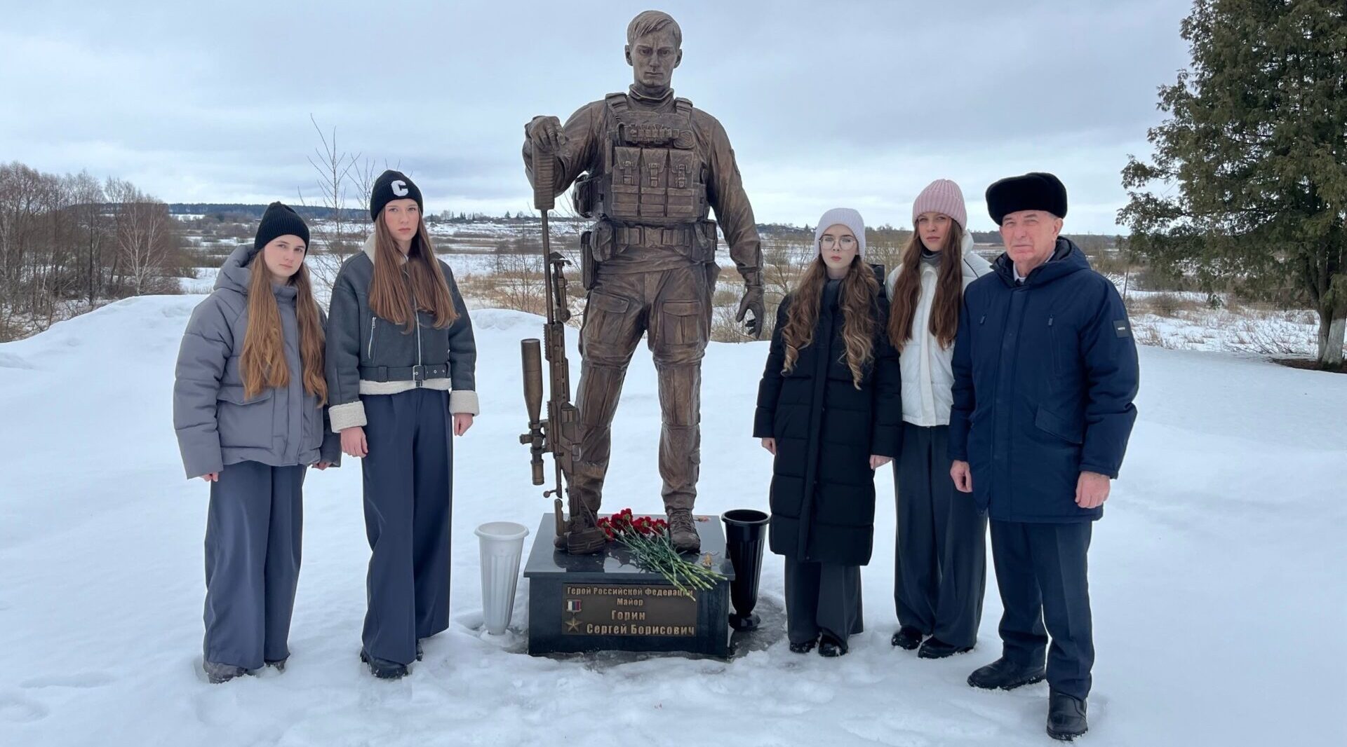Делегация Севской средней школы №1 возложила цветы к памятнику Сергею Горину