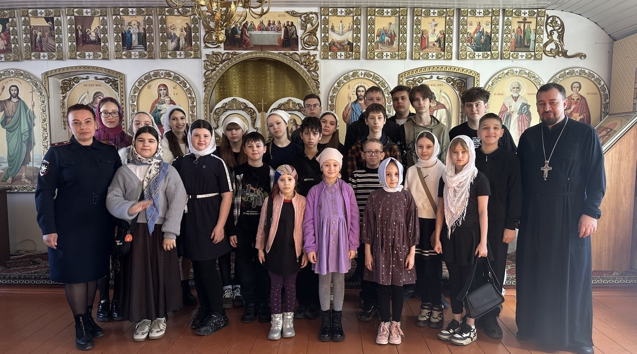 Транспортные полицейские в Унече посетили Воскресную школу при храме во имя Святителя Николая