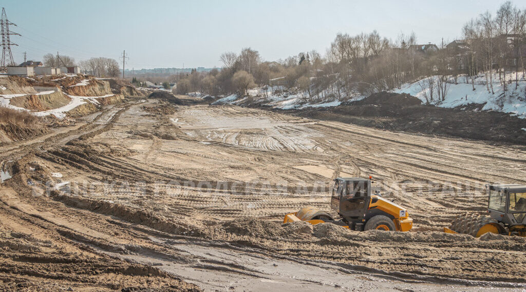 В Брянске в основание будущей дороги-дублера укладывают геотекстиль