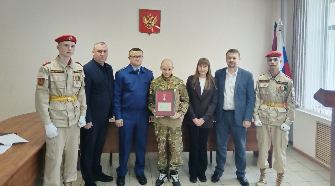 Выгоничского Героя СВО наградили медалью Суворова