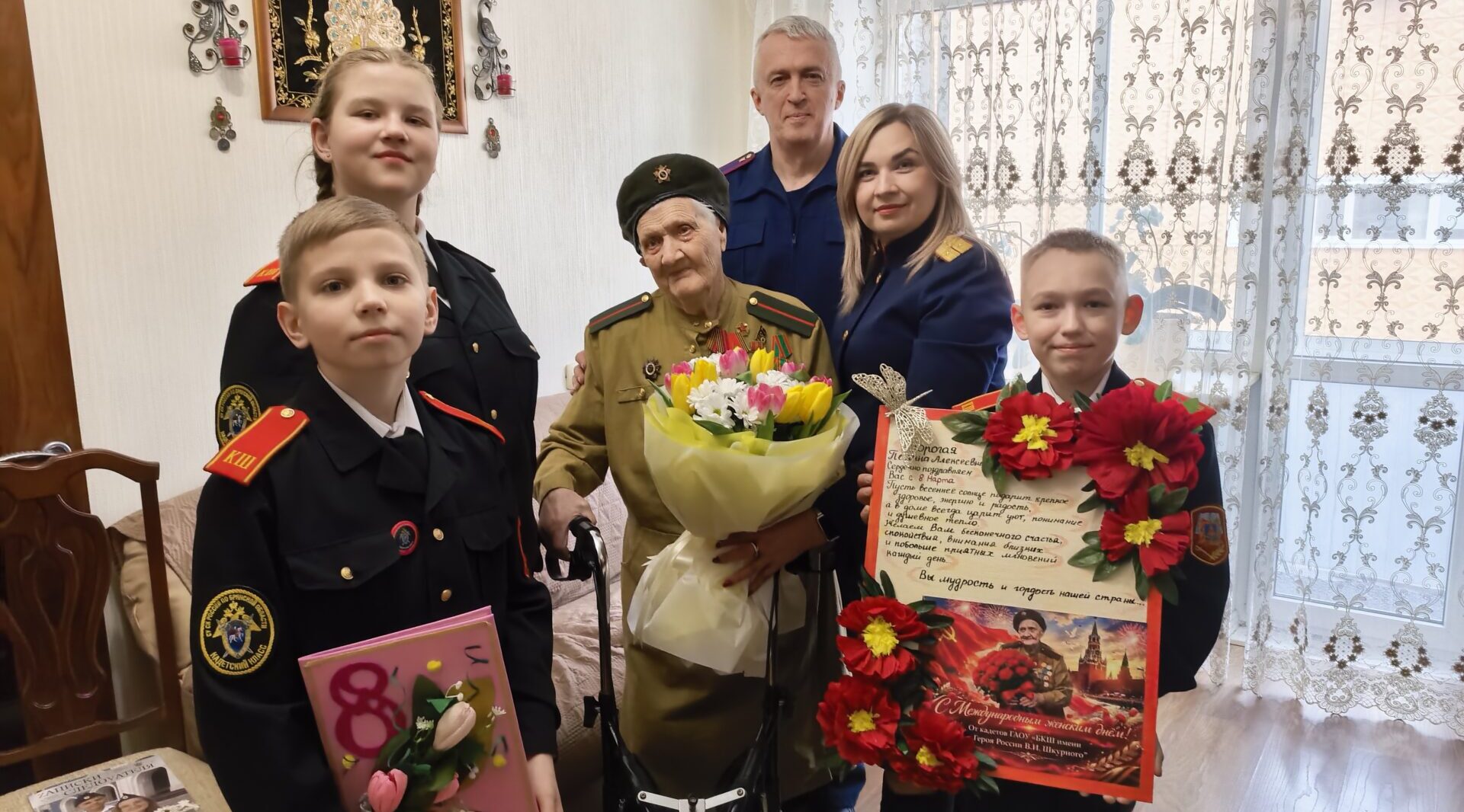 Брянские кадеты поздравили с праздником 8 Марта ветерана войны