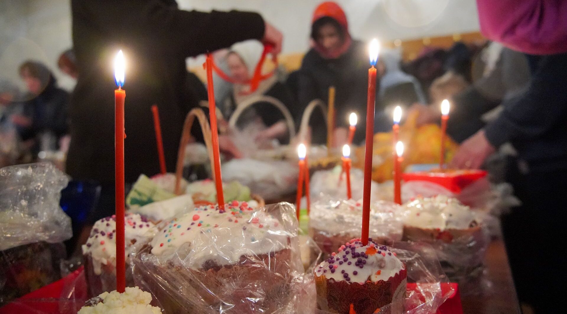 Как безопасно отметить Пасху в храмах и на кладбищах