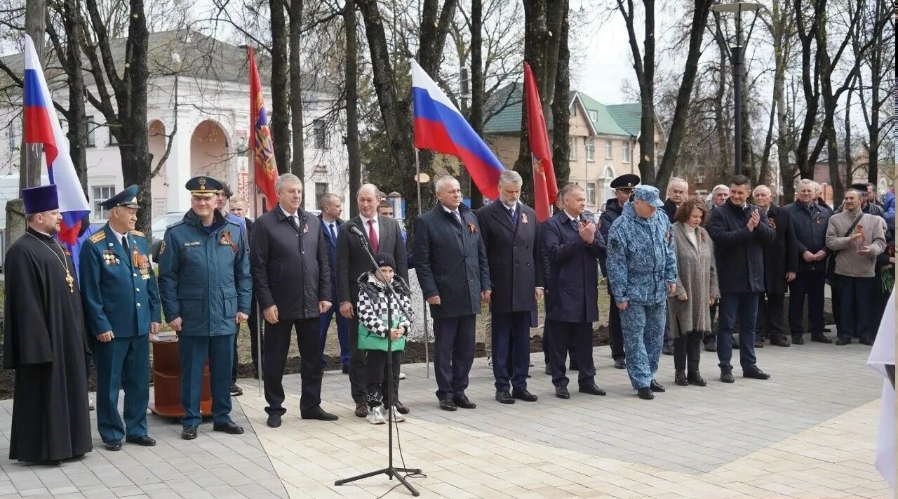 В сквере пожарных в Бежицком районе Брянска открыли памятник Огнеборцу