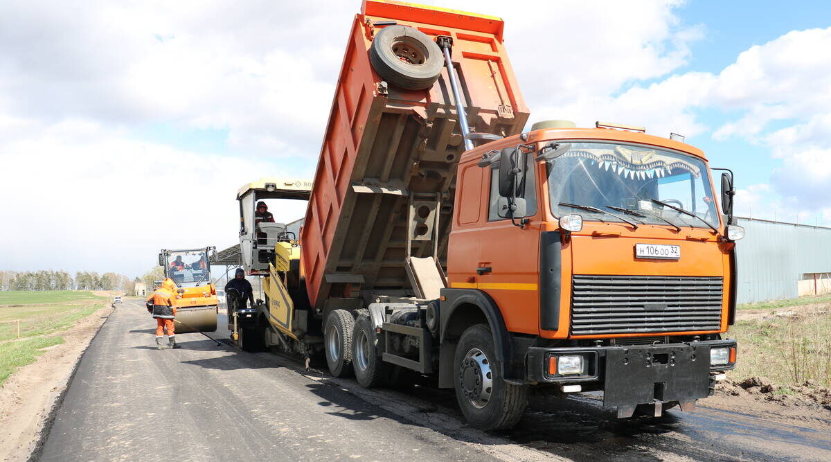 В Стародубском округе начали укладку асфальта на трассе до Тарасовки