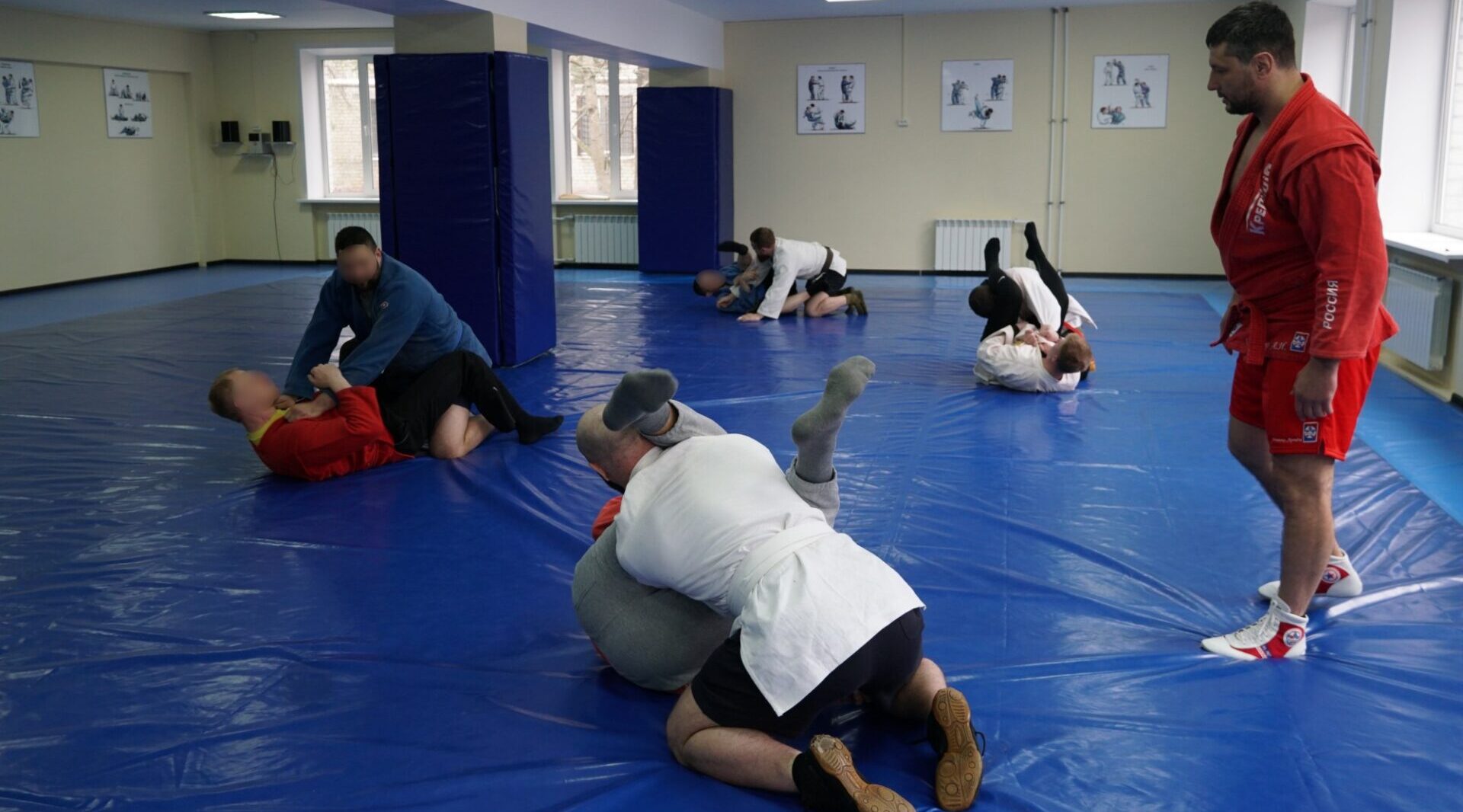 Чемпион мира по самбо Артем Осипенко провёл мастер-класс для росгвардейцев в Брянске