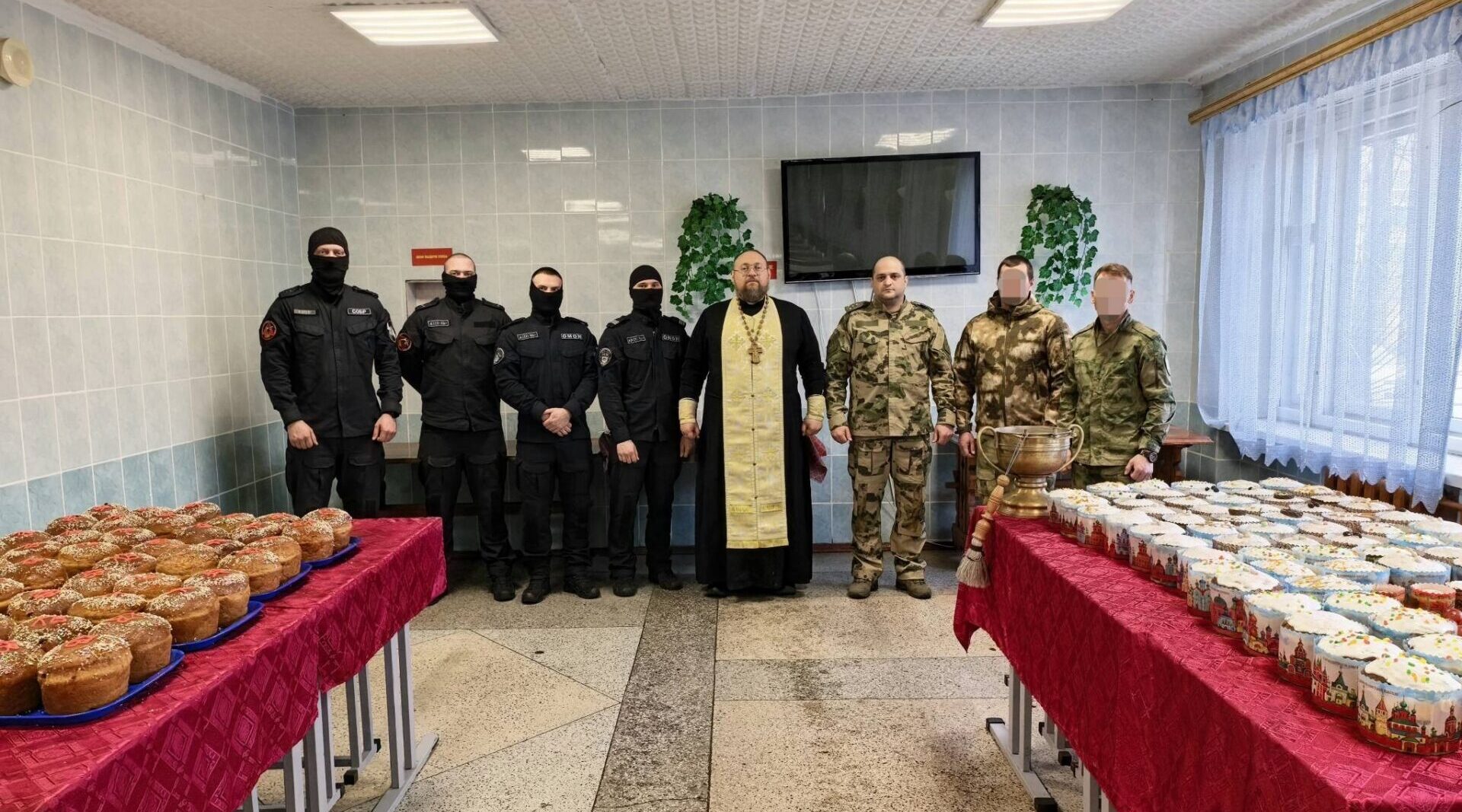 Повара Росгвардии из Брянска испекли пасхальные куличи для бойцов на приграничных территориях