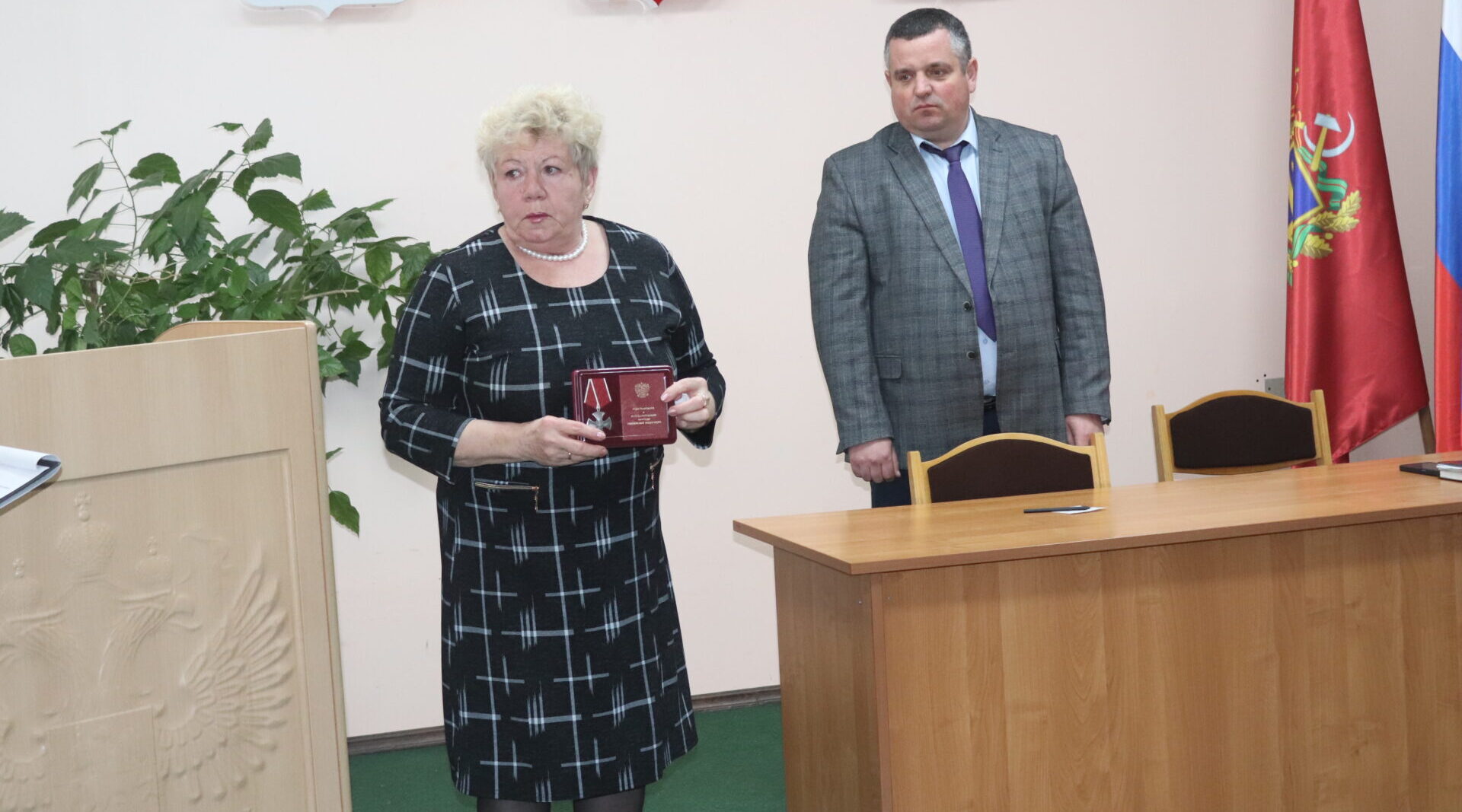 В Севске матери погибшего участника СВО вручили орден Мужества