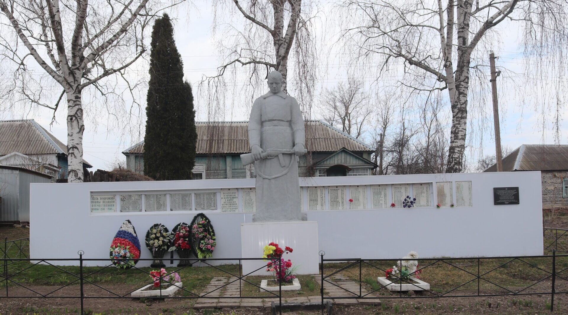 Светлана Колбасова встретила весну уборкой мемориала в Марицком Хуторе